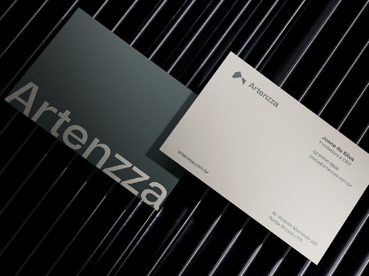 Artenzza: Identidade para uma marca de móveis planejados: símbolo que é uma casa cortada por triângulos de crescimento, paleta de verde e areia, aplicações premium.