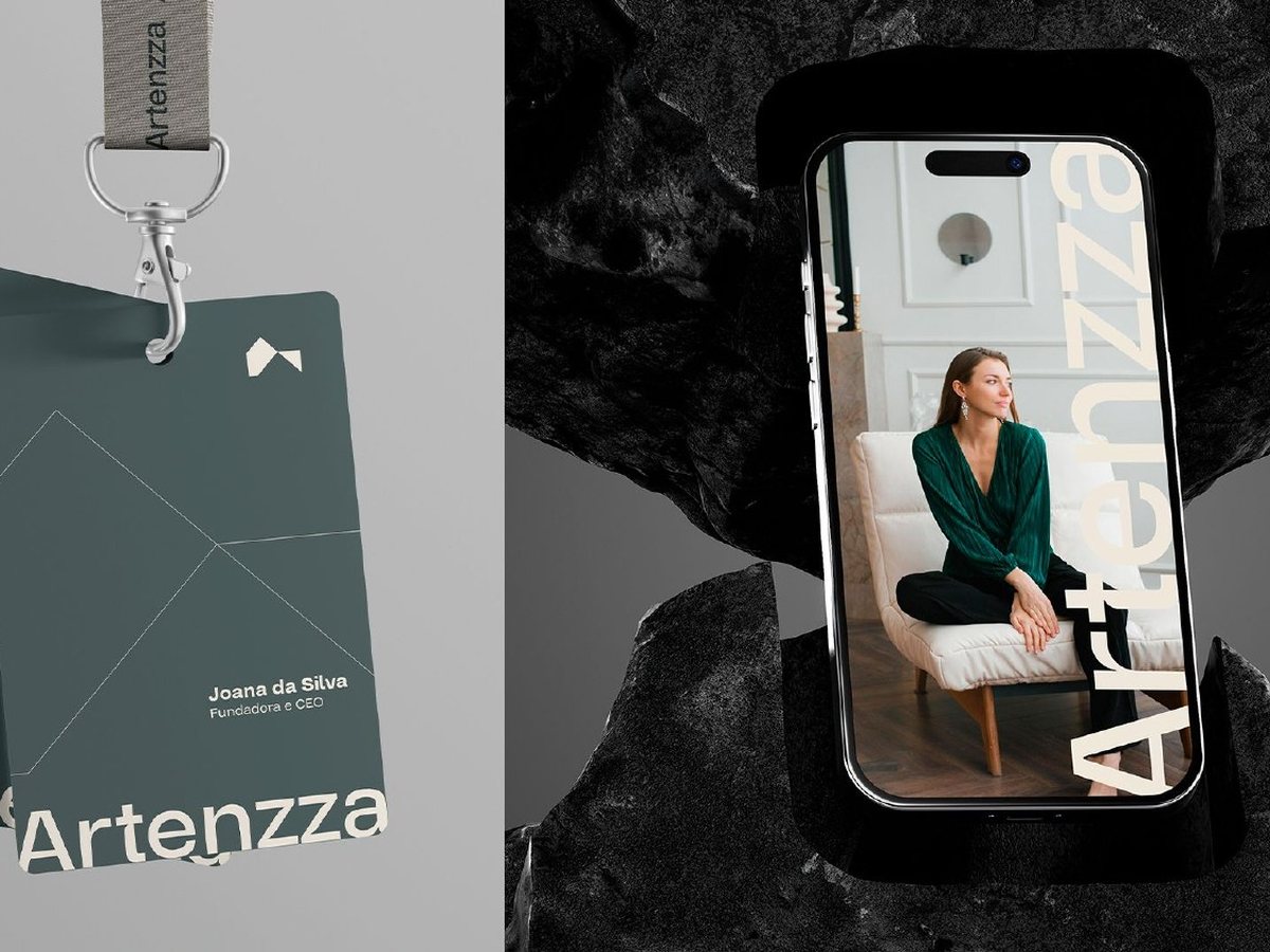Crachá e celular com a marca