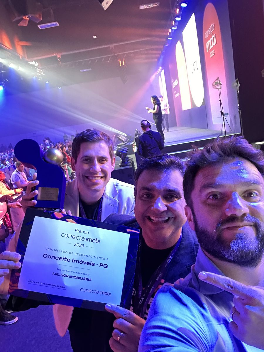 Equipe da Conceito Imóveis e da Ade com o troféu e o certificado em São Paulo