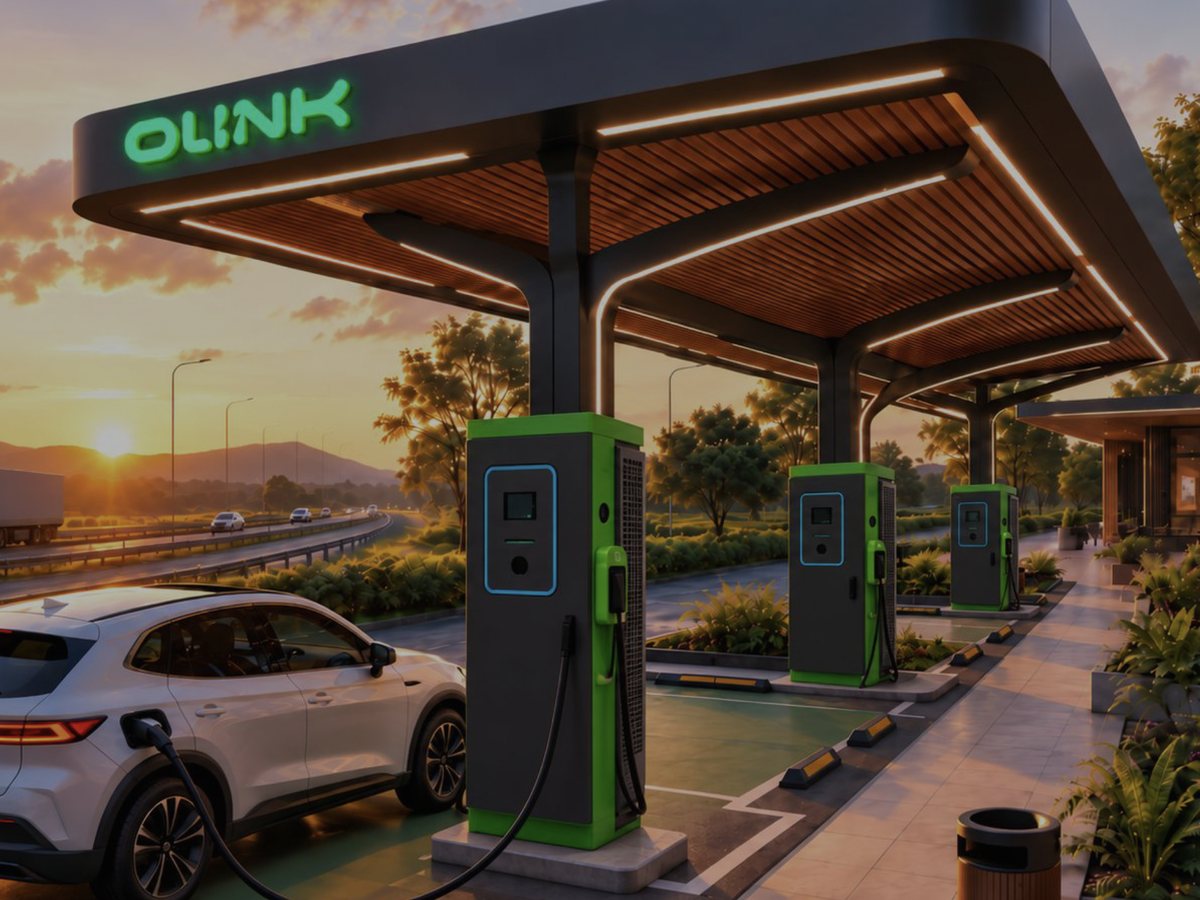 Eletroposto OLINK em rodovia, com cobertura iluminada e três carregadores