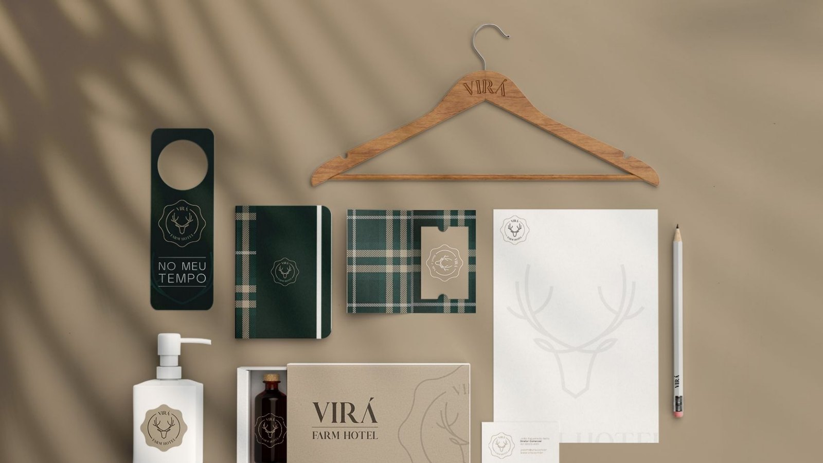 Papelaria e amenities: cabide, caderno, caixa, carta e aviso de porta